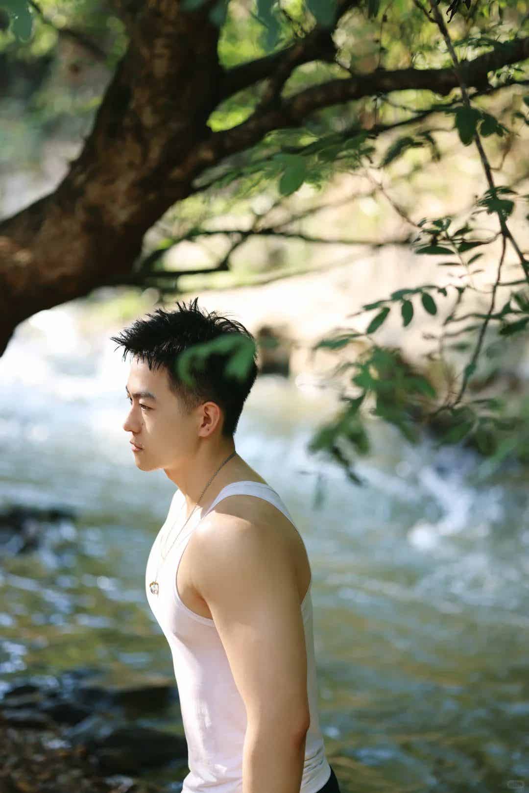 图片[30]-人夫感脂包肌男生，光着膀子玩水的样子看呆了！-小蓝短视频