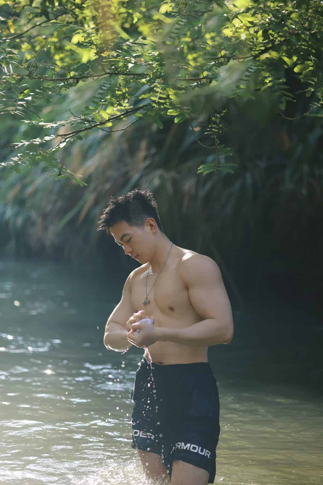 图片[31]-人夫感脂包肌男生，光着膀子玩水的样子看呆了！-小蓝短视频