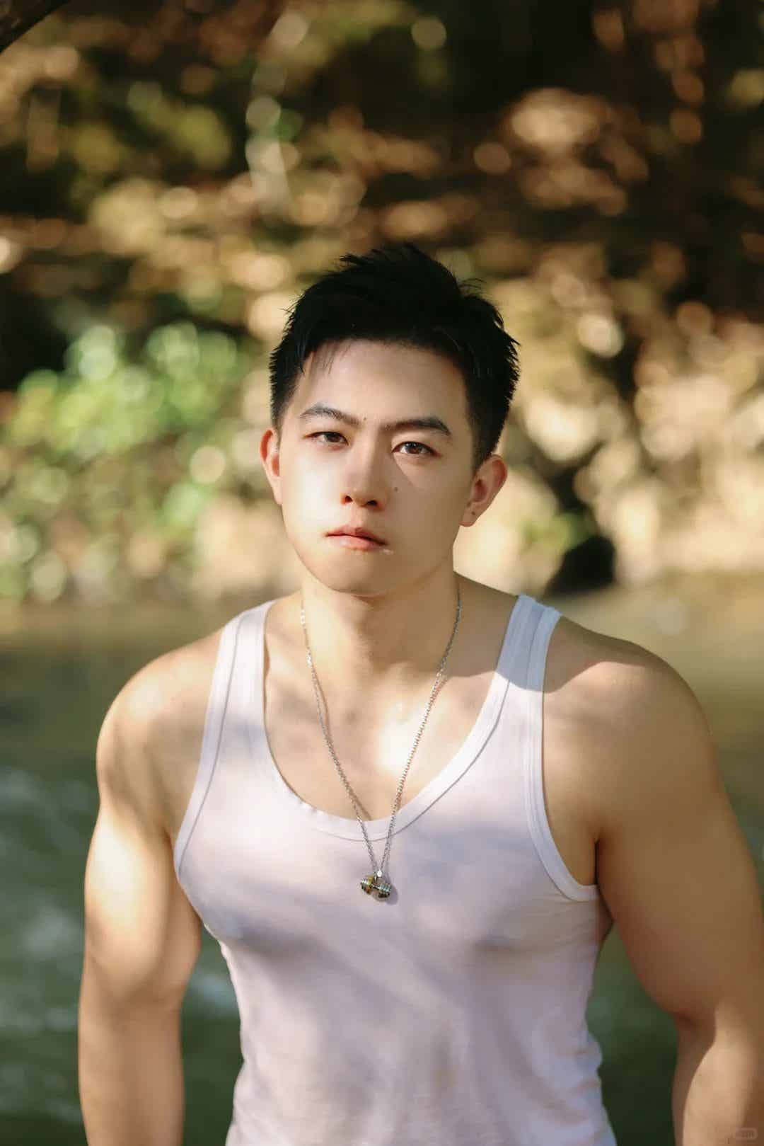 图片[32]-人夫感脂包肌男生，光着膀子玩水的样子看呆了！-小蓝短视频