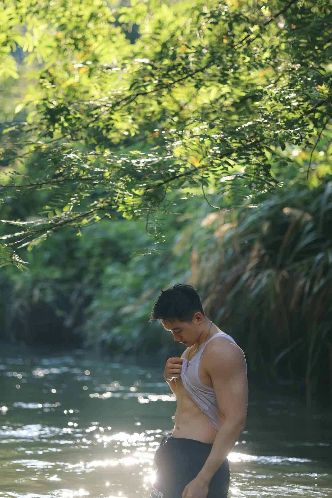 图片[33]-人夫感脂包肌男生，光着膀子玩水的样子看呆了！-小蓝短视频