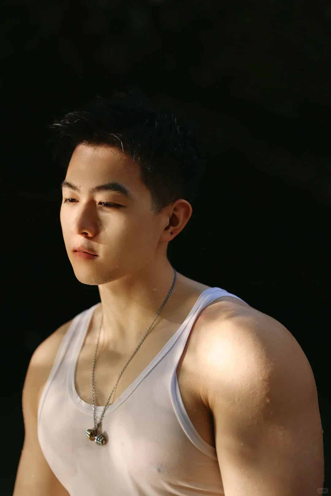 图片[34]-人夫感脂包肌男生，光着膀子玩水的样子看呆了！-小蓝短视频