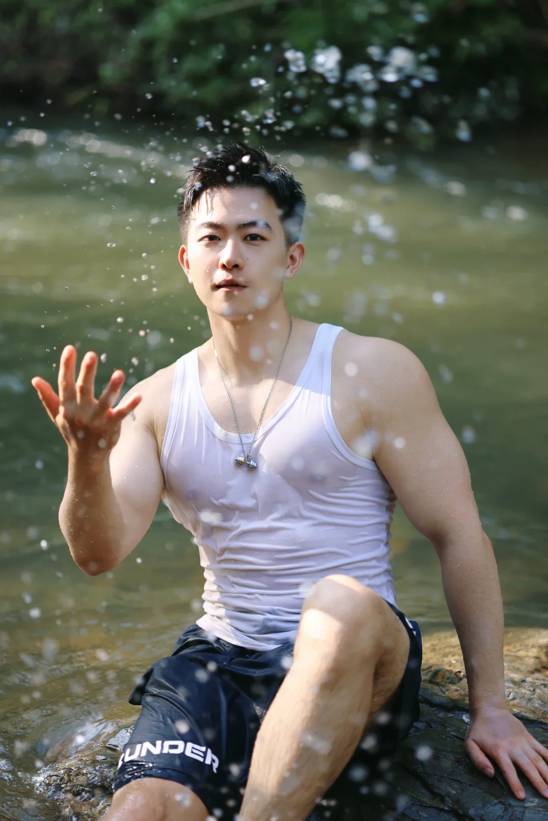人夫感脂包肌男生，光着膀子玩水的样子看呆了！