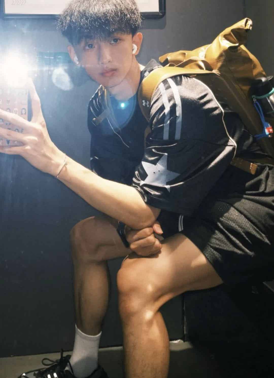 图片[2]-185白袜极品男高诱惑自拍，白袜长腿太迷人，腿部肌肉线条超诱惑.....-小蓝短视频