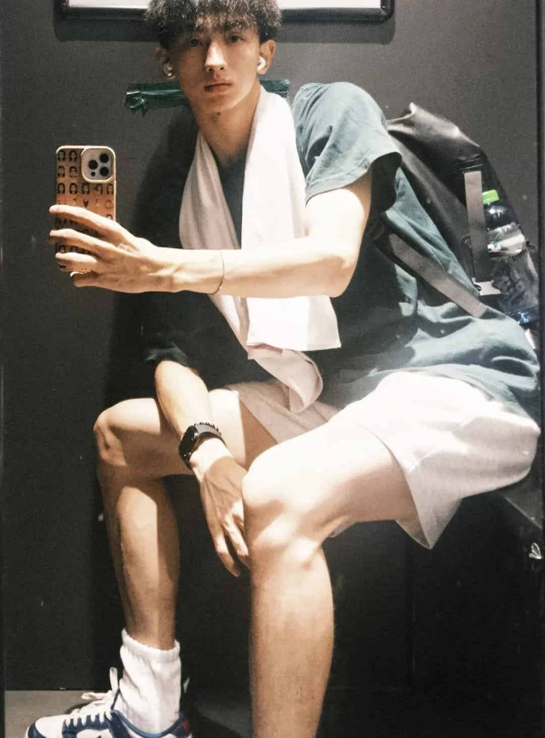 图片[6]-185白袜极品男高诱惑自拍，白袜长腿太迷人，腿部肌肉线条超诱惑.....-小蓝短视频