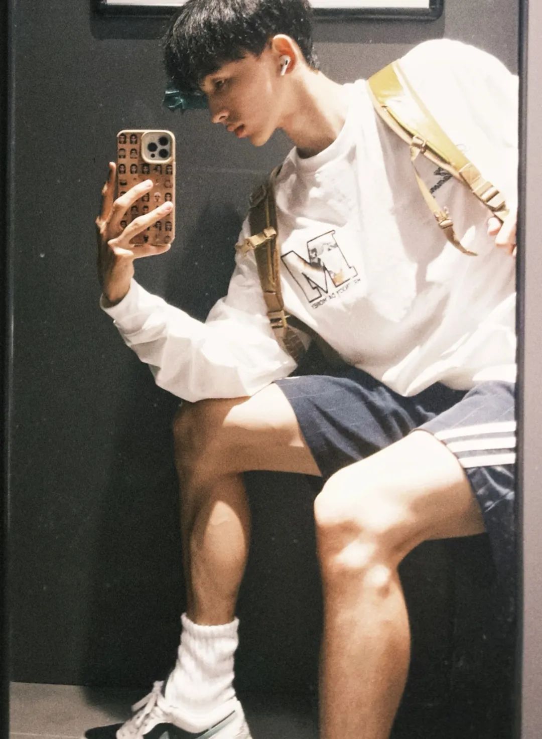 185白袜极品男高诱惑自拍，白袜长腿太迷人，腿部肌肉线条超诱惑.....