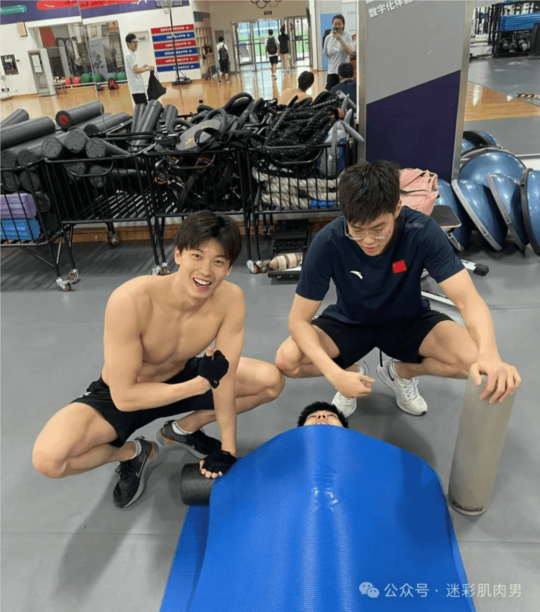 图片[23]-我的天汪顺大片穿白袜短裤露内裤边 ？懂大家想看什么！-小蓝短视频