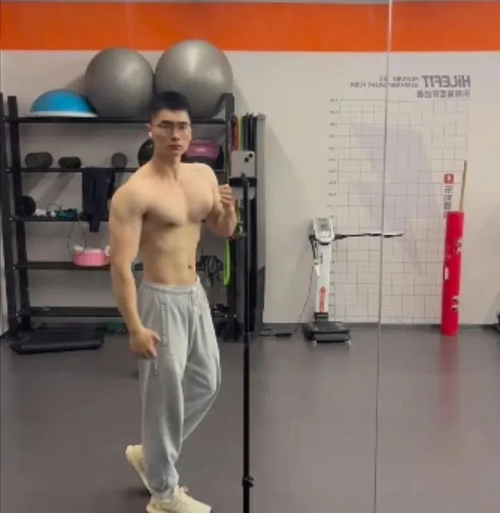 “红老头”火到国外后，南京这枚眼镜健身教练开直播了！