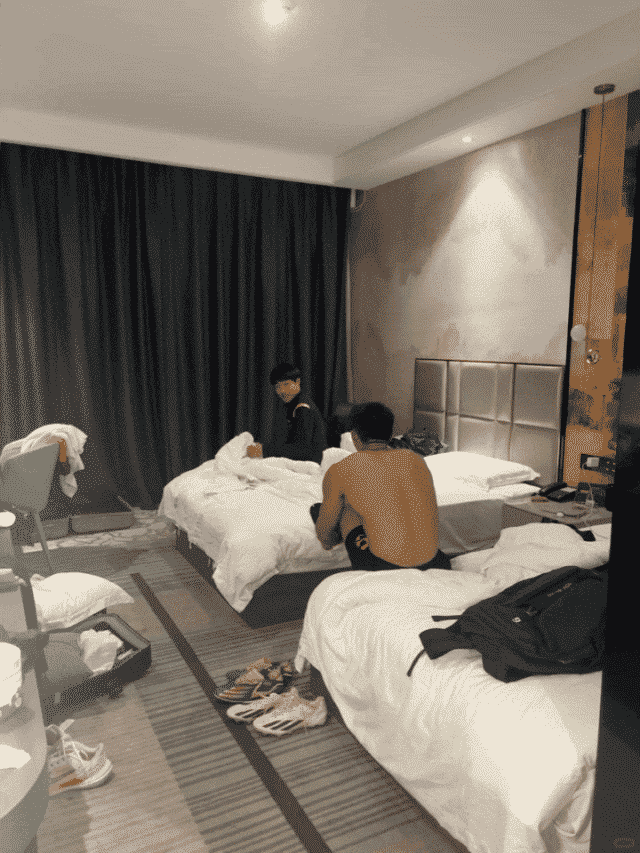 图片[4]-24岁黑皮足球体育生，在酒店做准备……-小蓝短视频