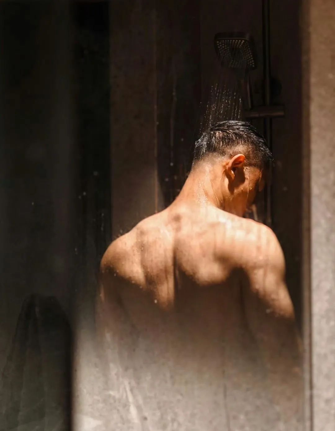 24岁黑皮足球体育生，在酒店做准备……