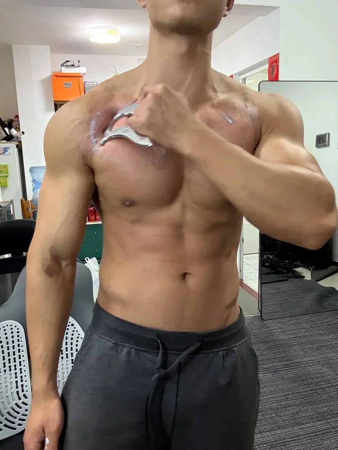 图片[2]-肌肉男神教练官宣恋情，宝子们心碎一地：我失恋了-小蓝短视频