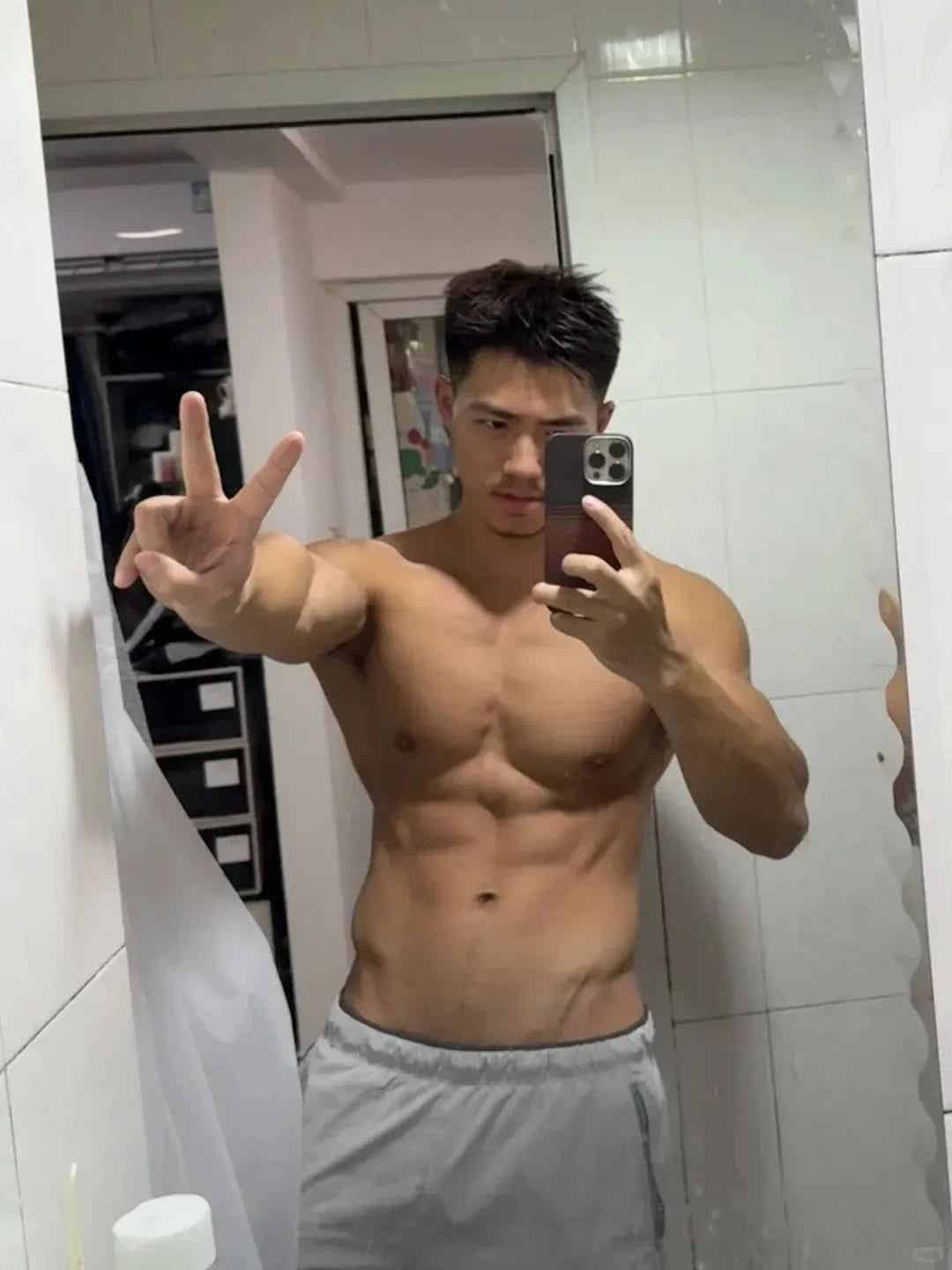 图片[7]-肌肉男神教练官宣恋情，宝子们心碎一地：我失恋了-小蓝短视频