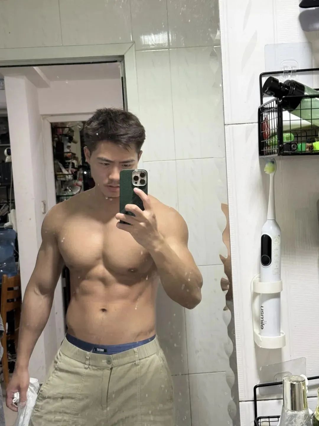 肌肉男神教练官宣恋情，宝子们心碎一地：我失恋了