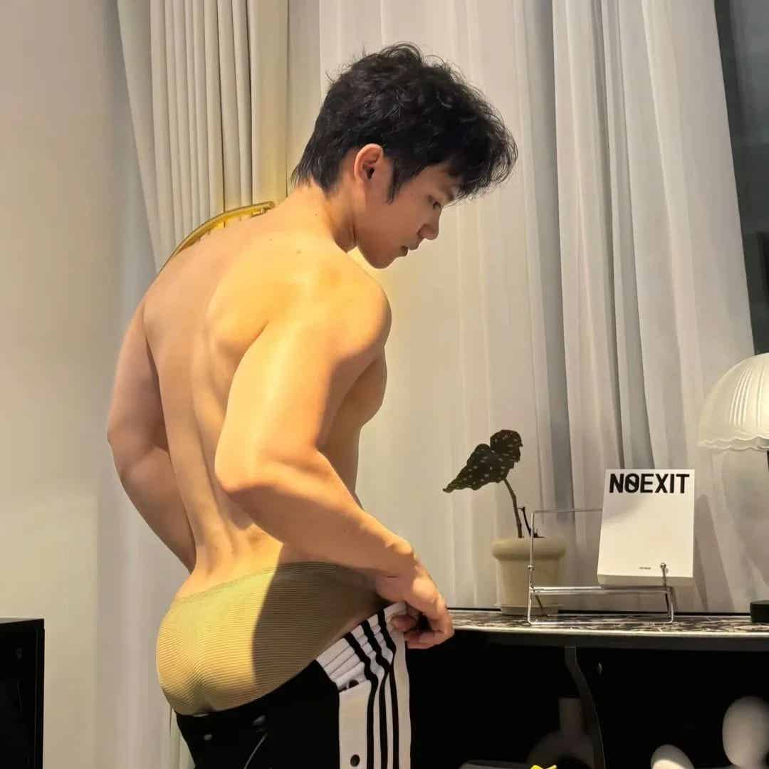 图片[2]-下海照片曝光后，腹肌美术生越来越放得开了……-小蓝短视频