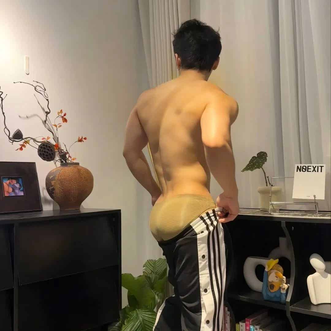 图片[3]-下海照片曝光后，腹肌美术生越来越放得开了……-小蓝短视频