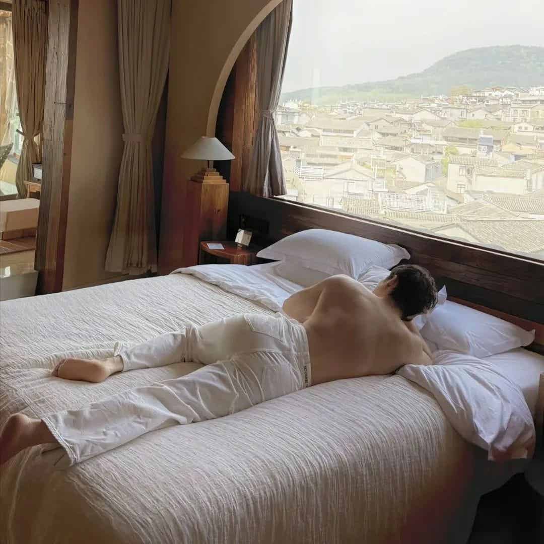 图片[7]-下海照片曝光后，腹肌美术生越来越放得开了……-小蓝短视频