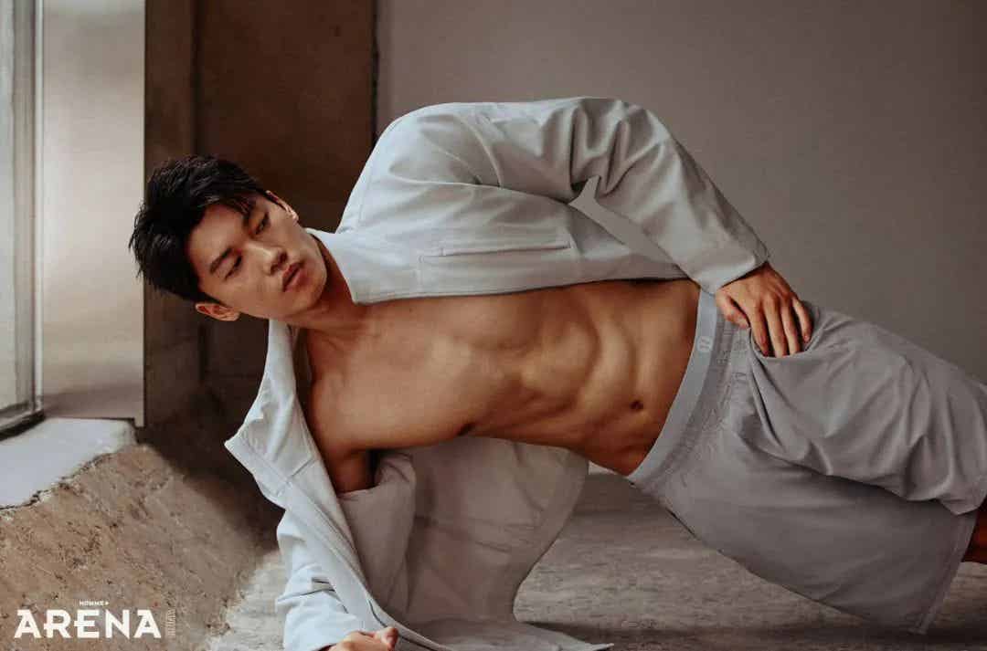 汪顺拍大片穿白袜、短裤，露内裤边？果然还是肌肉体育生懂大家想看什么！