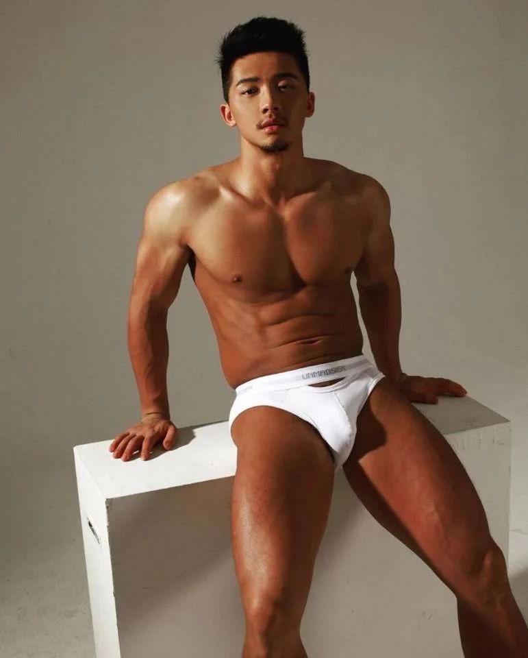 超壮大胸肌男神祝万成海边泳裤写真被解锁