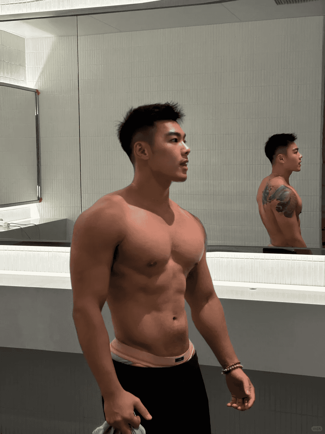 翘臀黑皮小哥的笑容有多甜？胸肌麒麟臂都在线-小蓝短视频