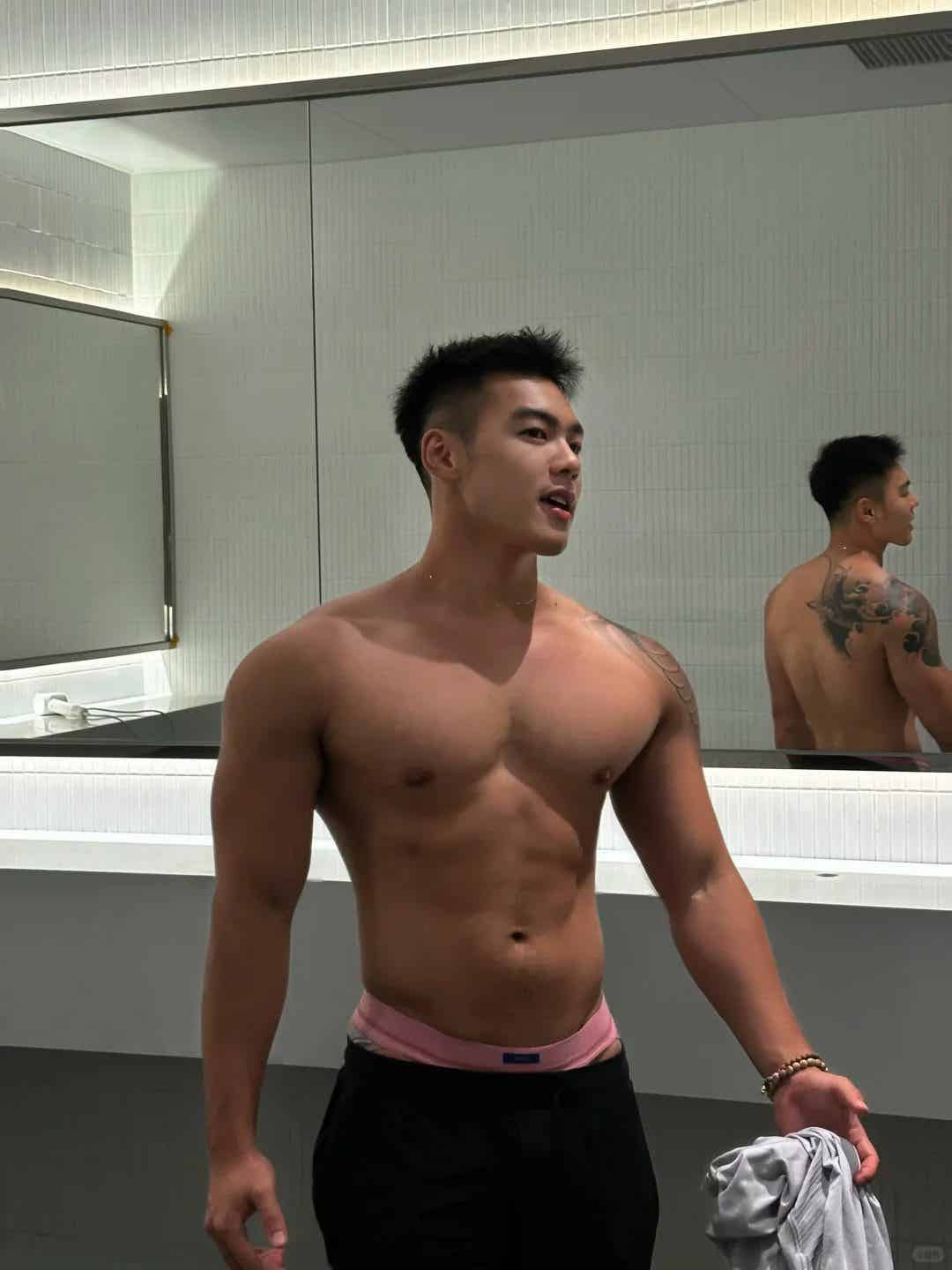 图片[2]-翘臀黑皮小哥的笑容有多甜？胸肌麒麟臂都在线-小蓝短视频