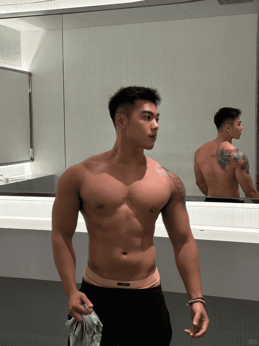 图片[4]-翘臀黑皮小哥的笑容有多甜？胸肌麒麟臂都在线-小蓝短视频