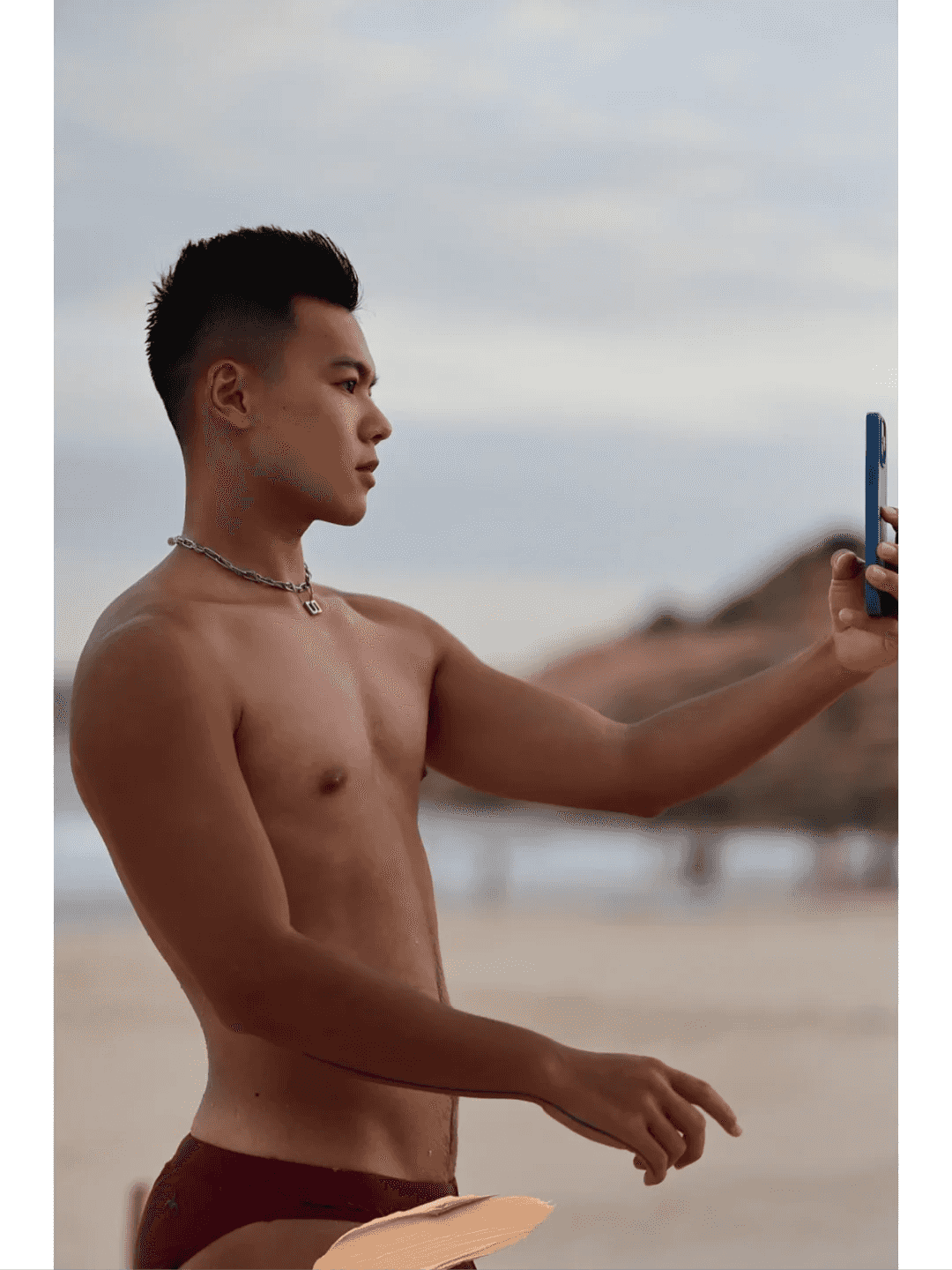 图片[10]-翘臀黑皮小哥的笑容有多甜？胸肌麒麟臂都在线-小蓝短视频