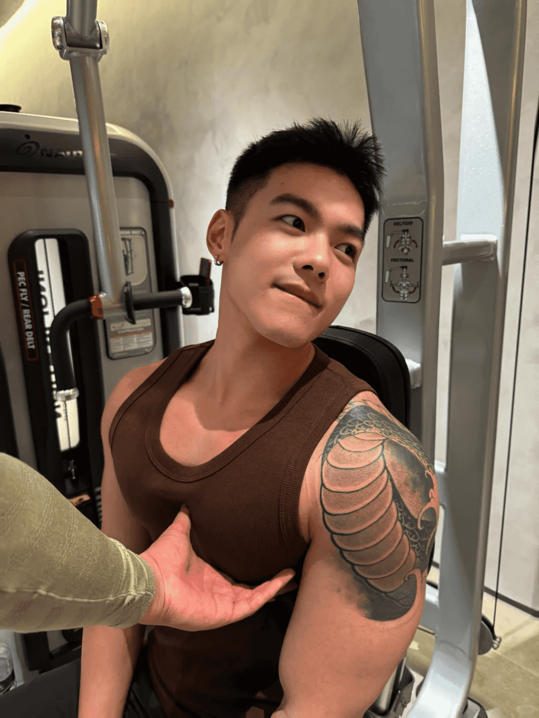 图片[12]-翘臀黑皮小哥的笑容有多甜？胸肌麒麟臂都在线-小蓝短视频