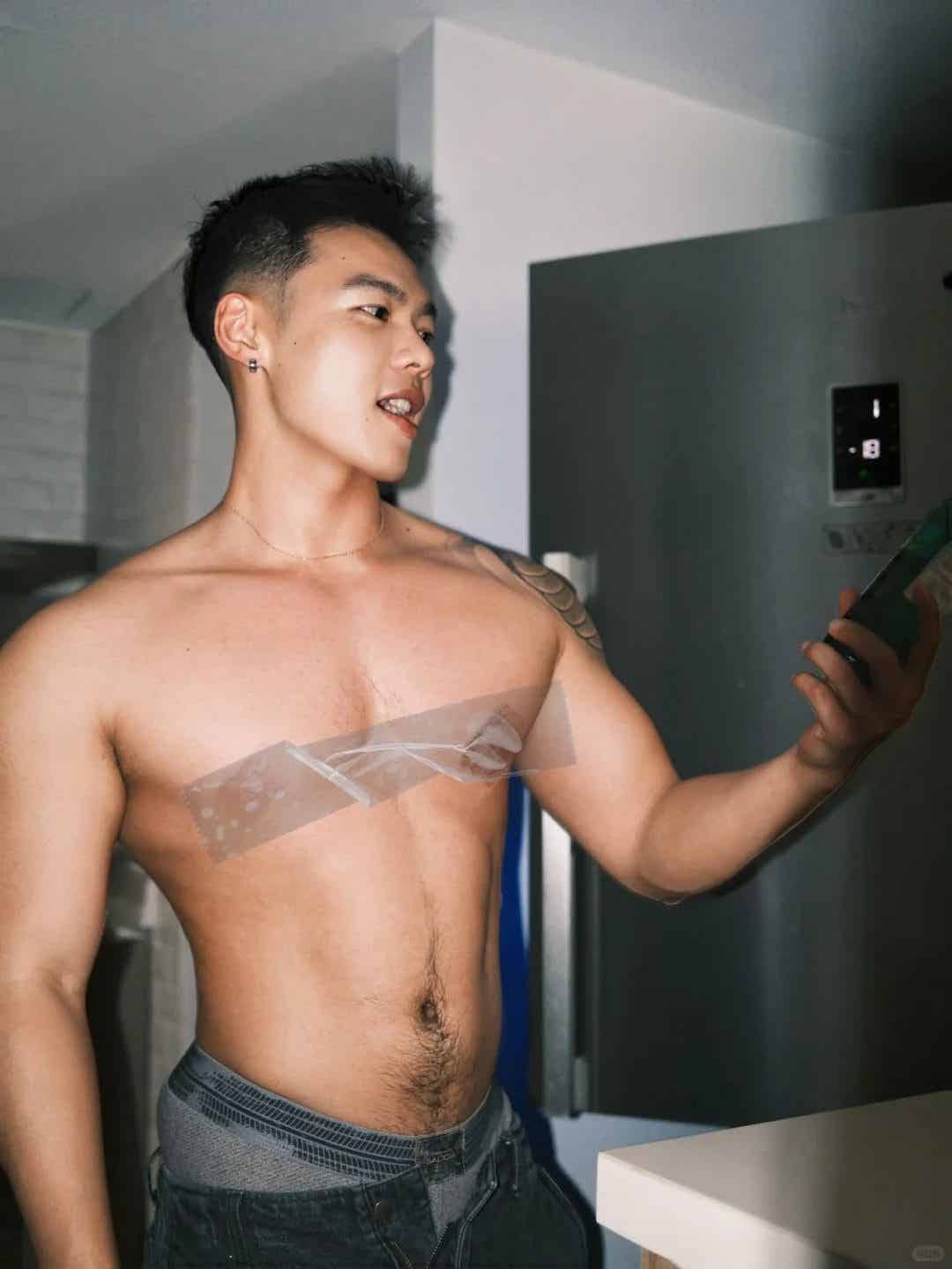 图片[23]-翘臀黑皮小哥的笑容有多甜？胸肌麒麟臂都在线-小蓝短视频