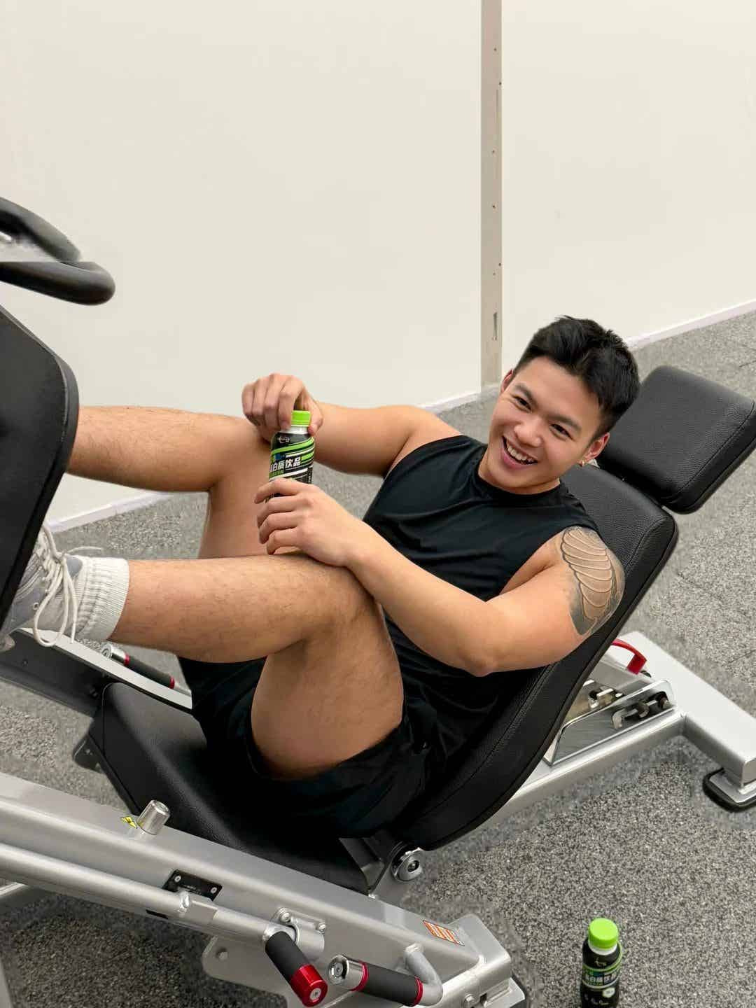 图片[25]-翘臀黑皮小哥的笑容有多甜？胸肌麒麟臂都在线-小蓝短视频