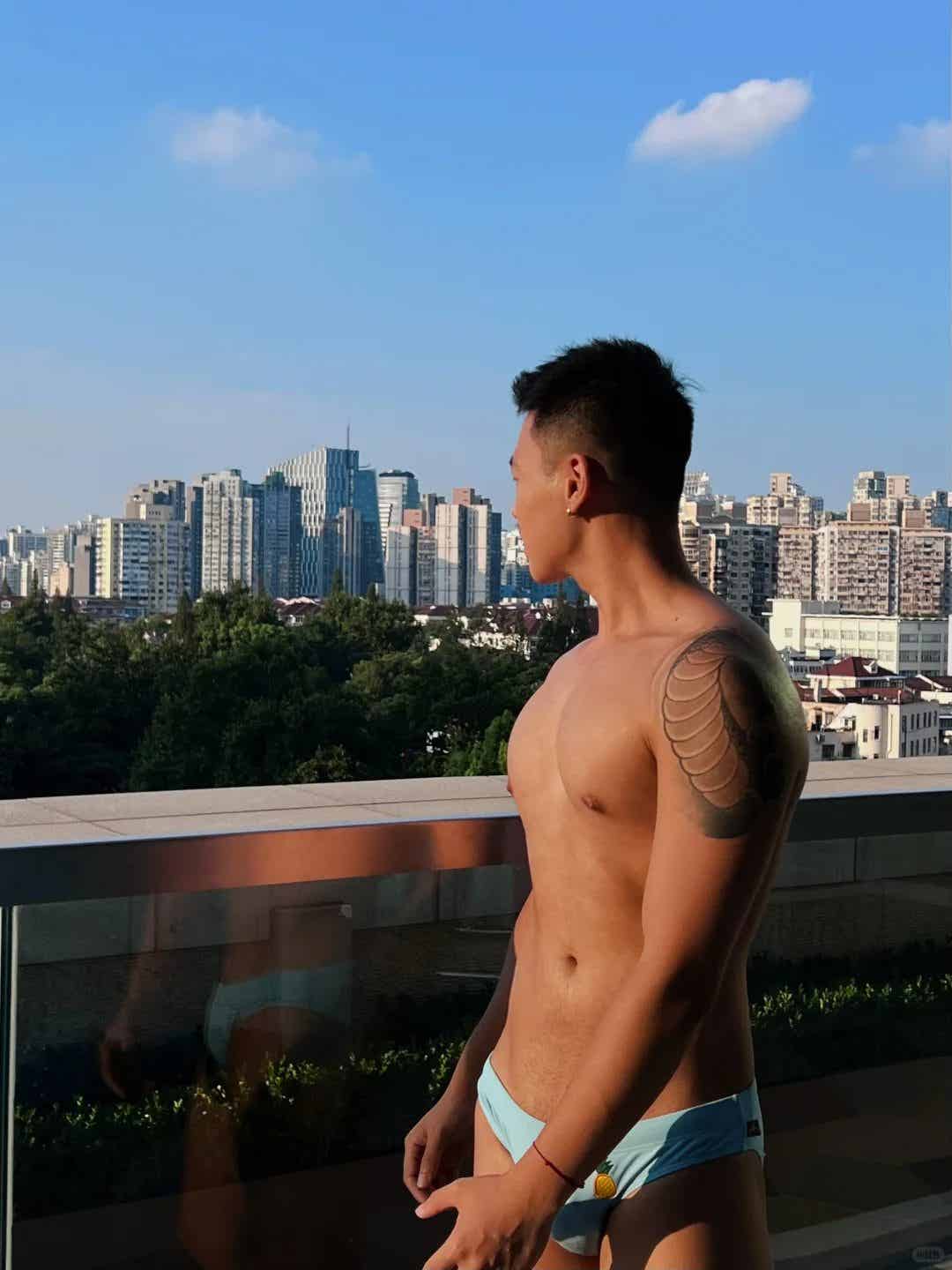 图片[30]-翘臀黑皮小哥的笑容有多甜？胸肌麒麟臂都在线-小蓝短视频