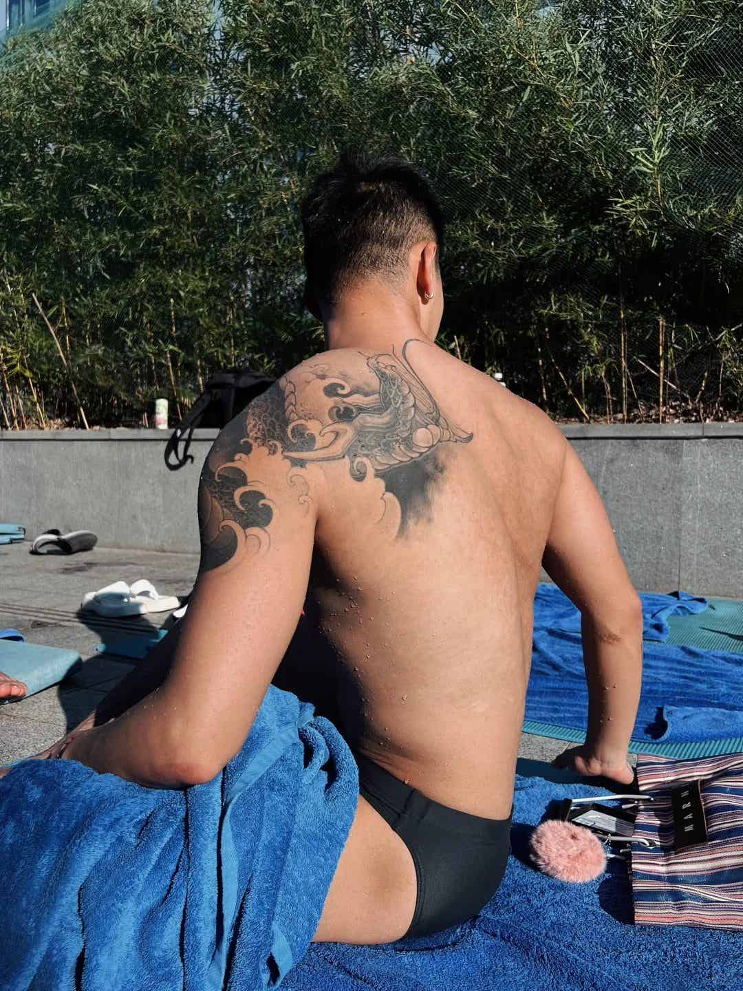 图片[33]-翘臀黑皮小哥的笑容有多甜？胸肌麒麟臂都在线-小蓝短视频