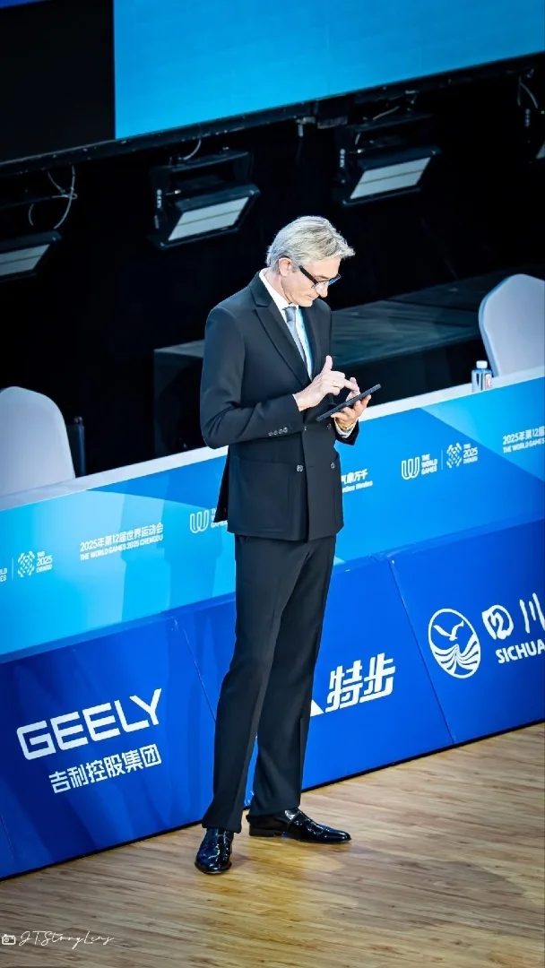 火爆全网！“法拉利”老了依旧是“法拉利”，这位“九头身”裁判意外爆红，本人回应了…