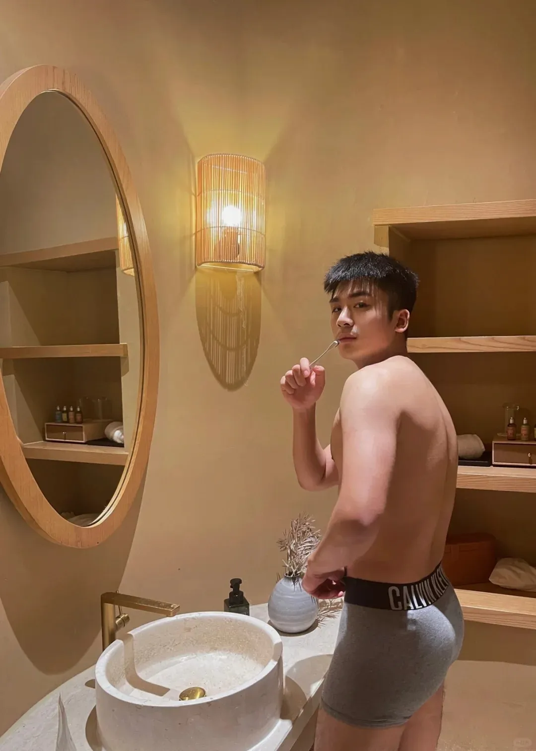 肌肉男和阳光沙滩泳裤，白背心湿透那一刻太上头