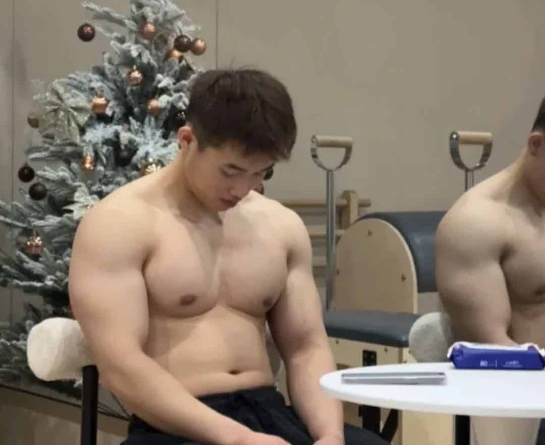 图片[26]-身材非常好大鼻子黑皮帅哥 胸肌超厚人鱼线硬硬 荷尔蒙写真太帅气-小蓝短视频