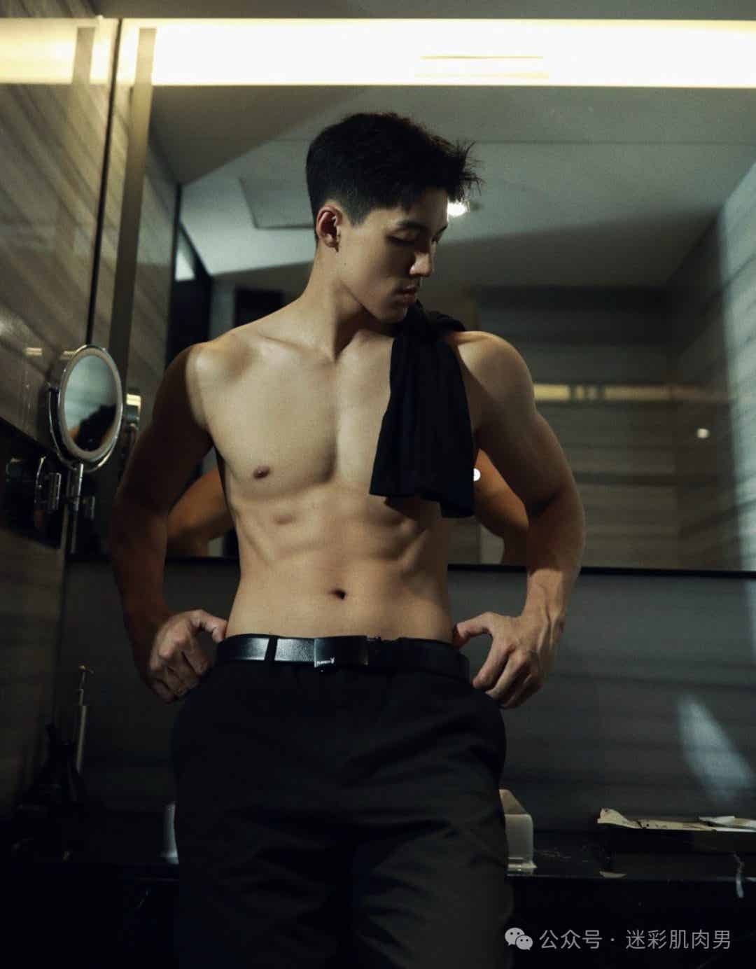 图片[3]-打篮球脱衣的运动男自拍私照穿灰裤子太顶？太壮实！-小蓝短视频