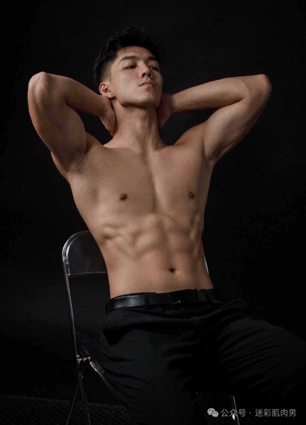 图片[7]-打篮球脱衣的运动男自拍私照穿灰裤子太顶？太壮实！-小蓝短视频