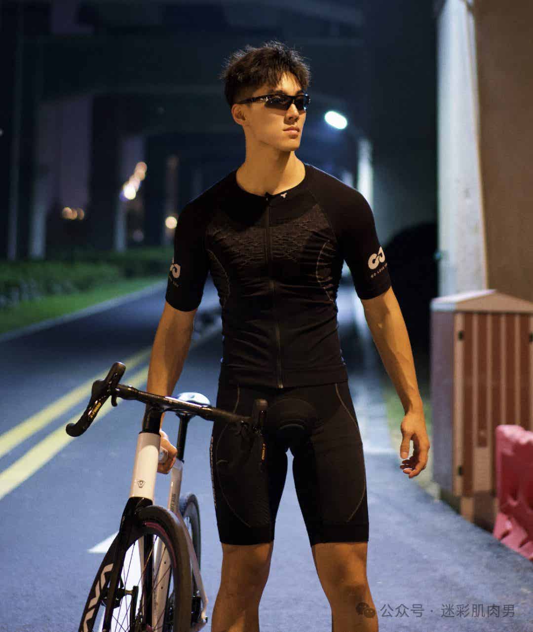 图片[10]-打篮球脱衣的运动男自拍私照穿灰裤子太顶？太壮实！-小蓝短视频