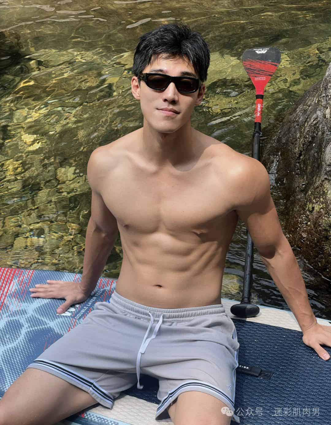 图片[13]-打篮球脱衣的运动男自拍私照穿灰裤子太顶？太壮实！-小蓝短视频