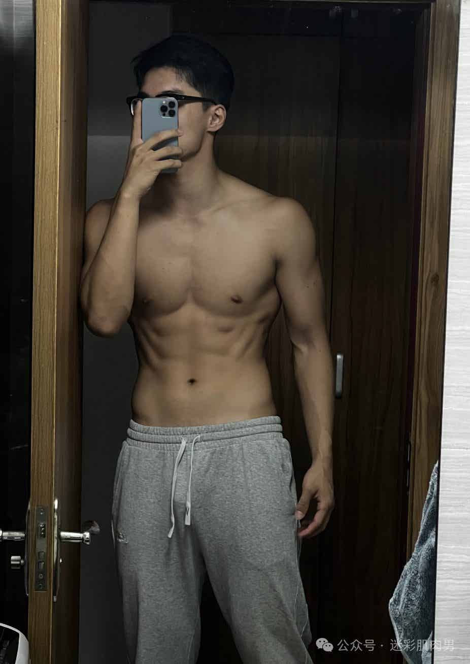 图片[15]-打篮球脱衣的运动男自拍私照穿灰裤子太顶？太壮实！-小蓝短视频
