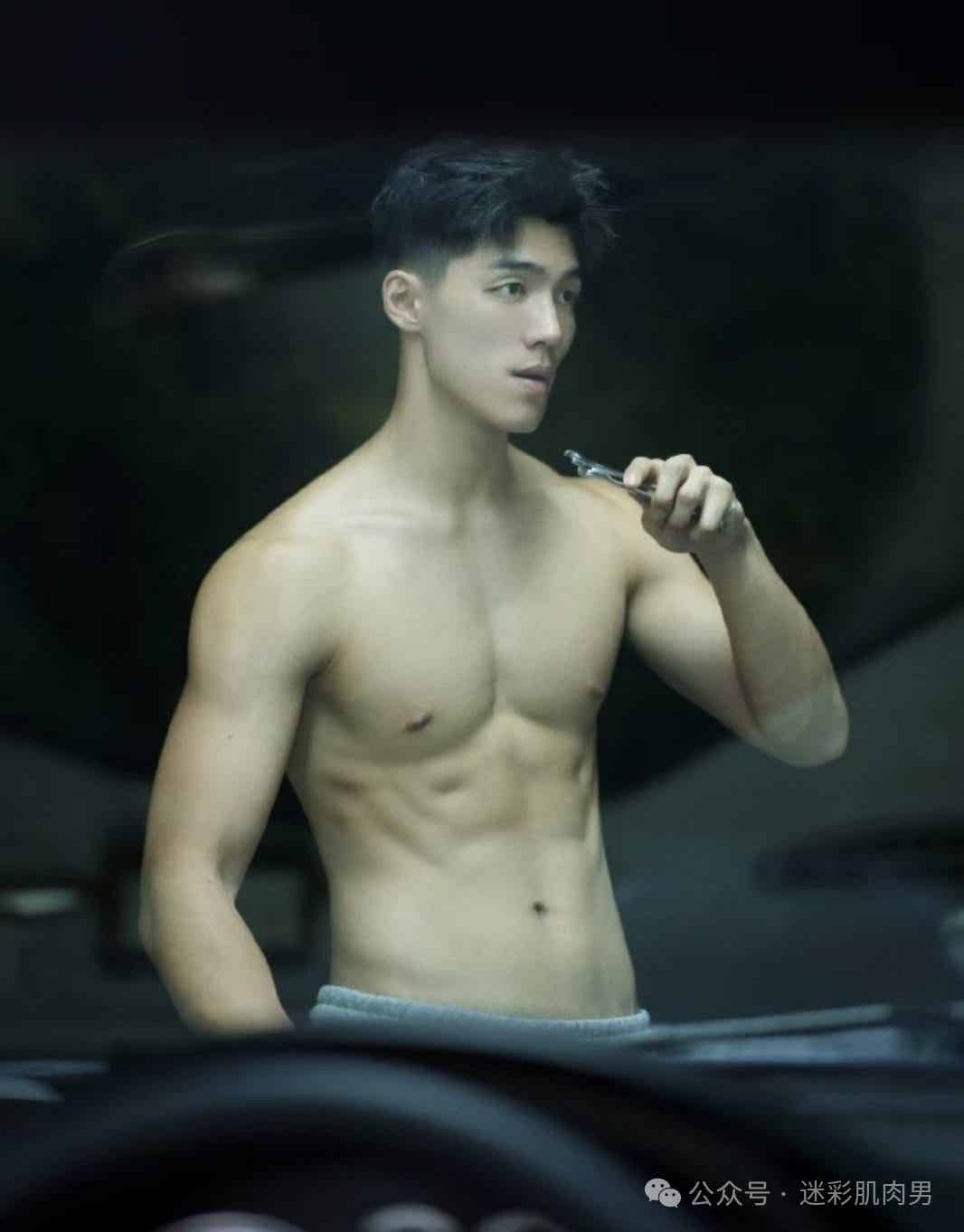 图片[18]-打篮球脱衣的运动男自拍私照穿灰裤子太顶？太壮实！-小蓝短视频