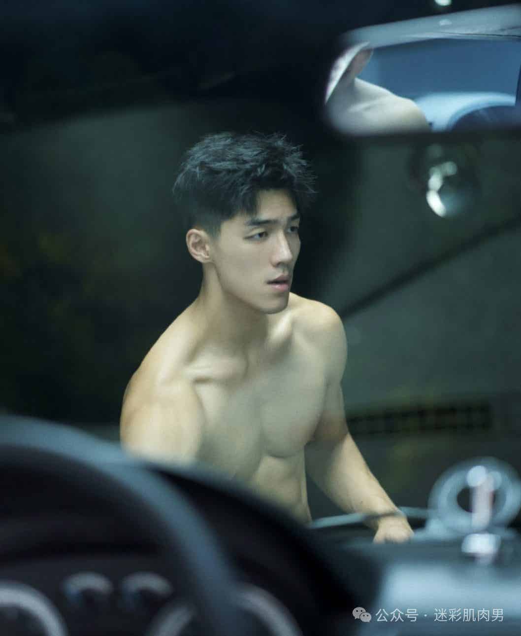 图片[19]-打篮球脱衣的运动男自拍私照穿灰裤子太顶？太壮实！-小蓝短视频