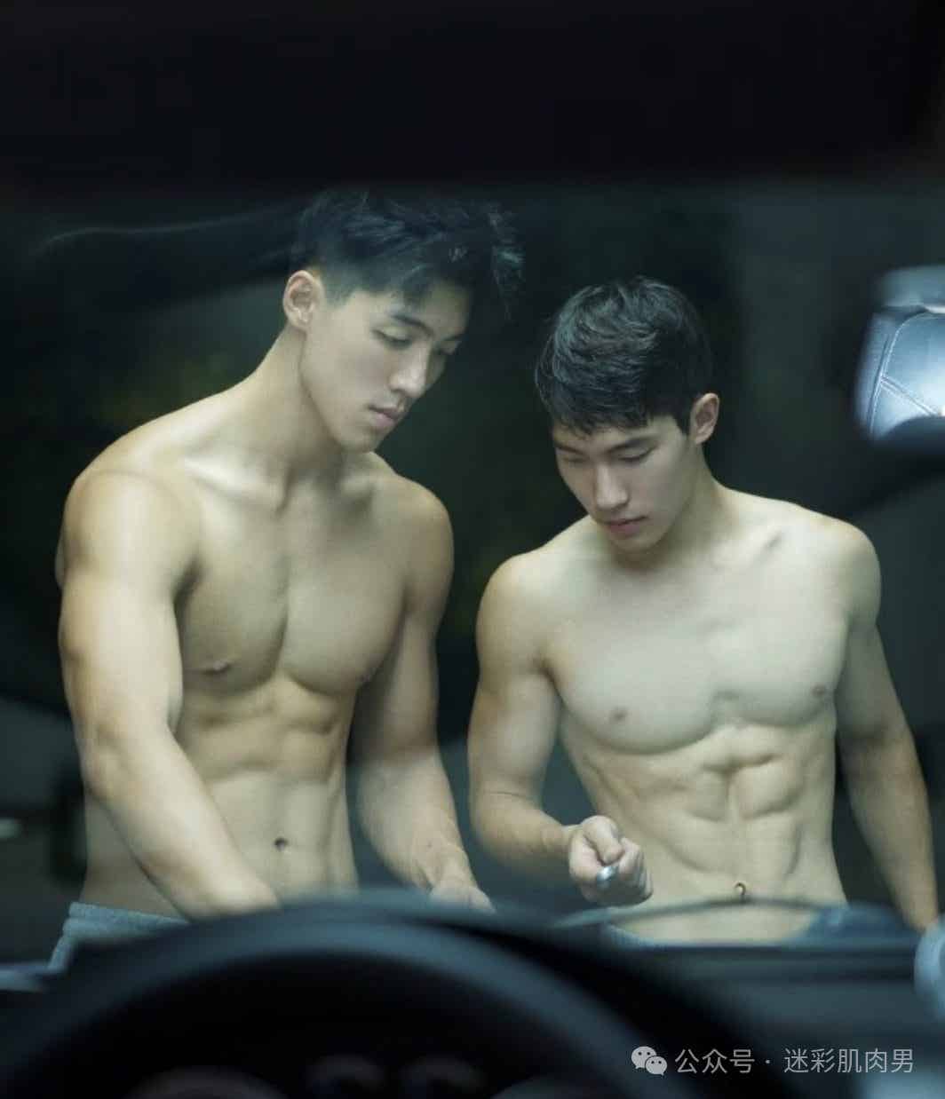 图片[21]-打篮球脱衣的运动男自拍私照穿灰裤子太顶？太壮实！-小蓝短视频