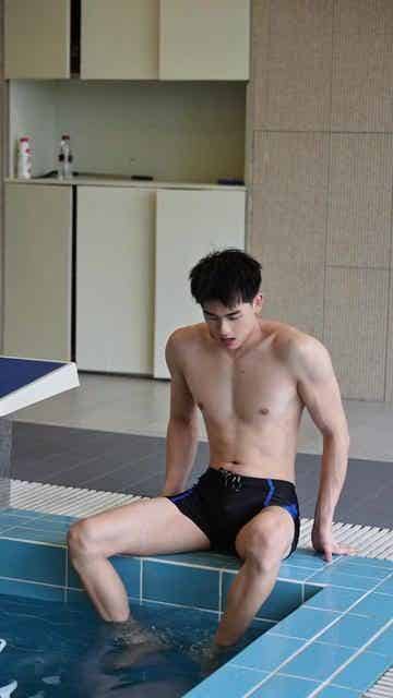 图片[4]-185+白皮帅哥现身泳池，被这双大长腿迷住了-小蓝短视频