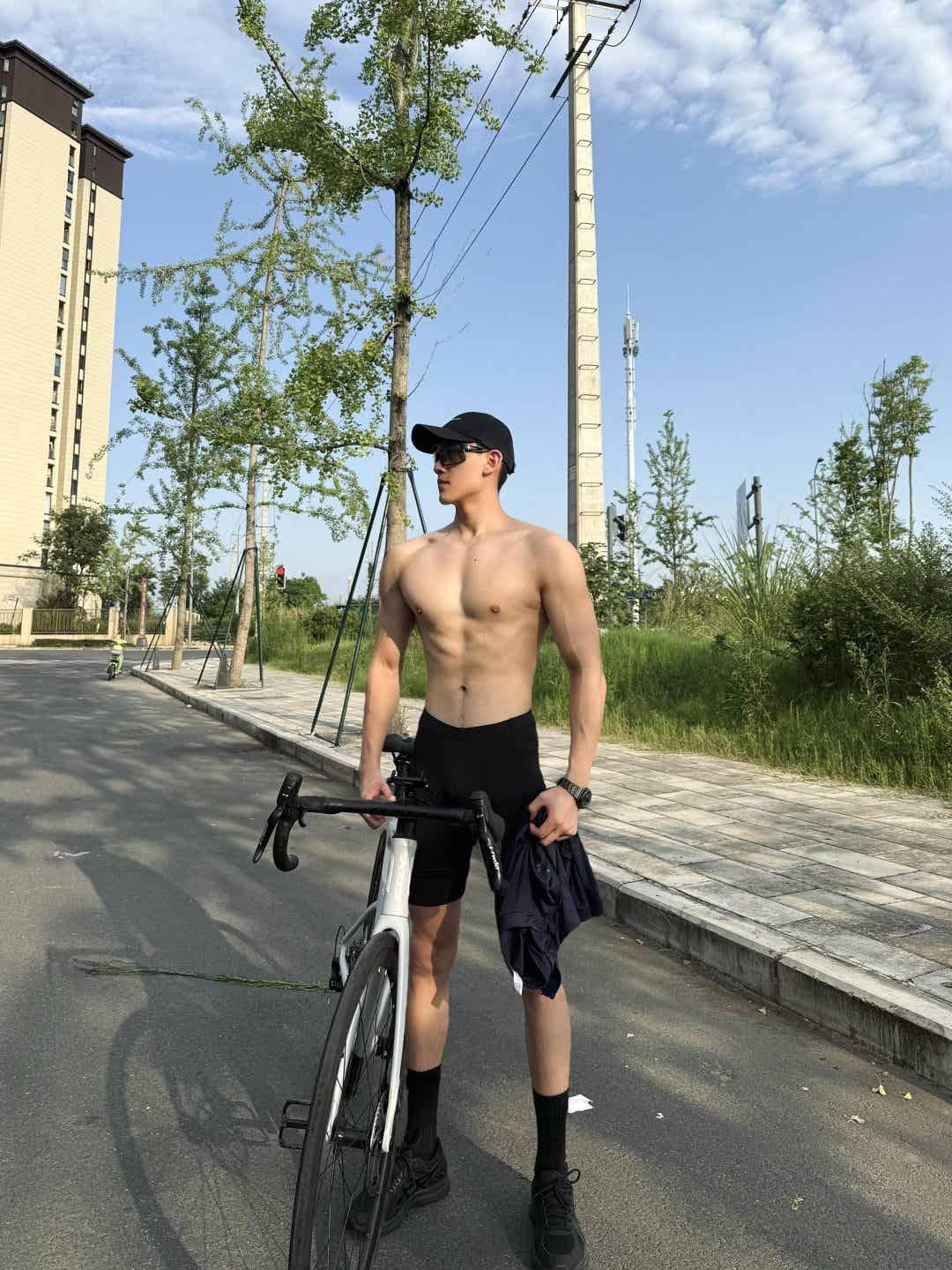 图片[5]-185+白皮帅哥现身泳池，被这双大长腿迷住了-小蓝短视频