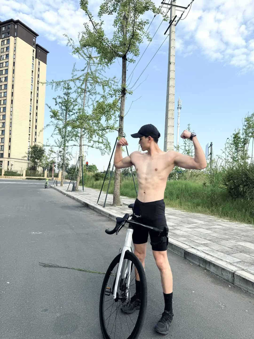 图片[6]-185+白皮帅哥现身泳池，被这双大长腿迷住了-小蓝短视频