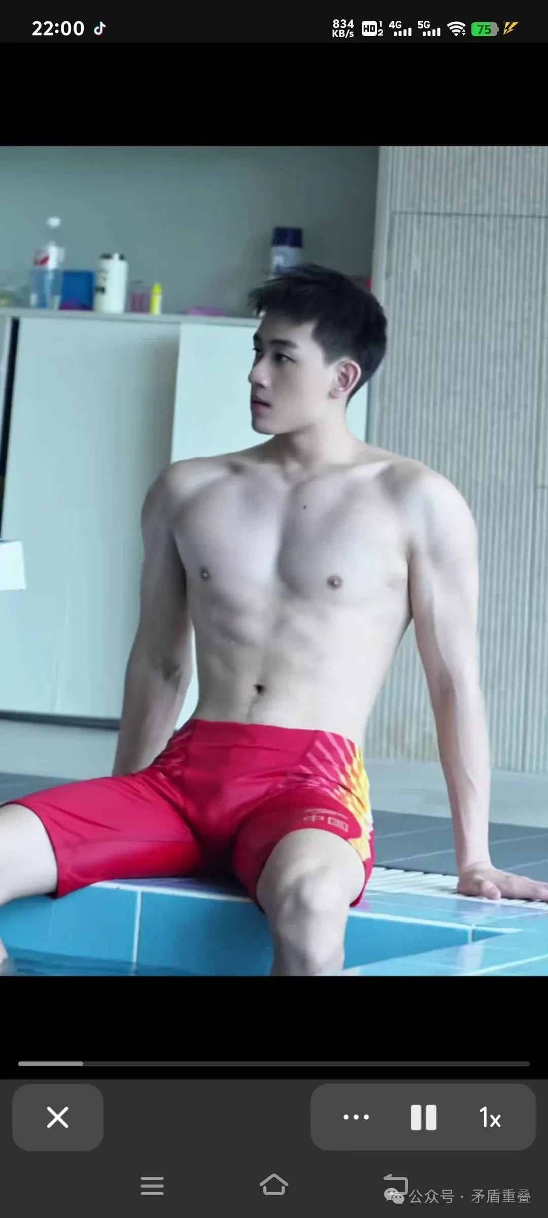 图片[7]-185+白皮帅哥现身泳池，被这双大长腿迷住了-小蓝短视频