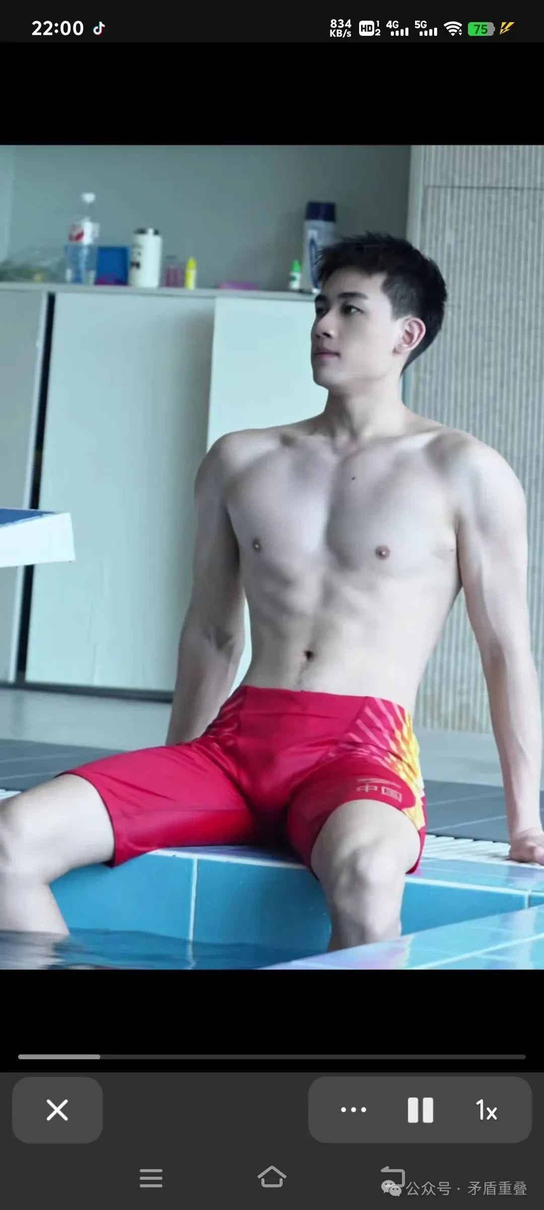 图片[8]-185+白皮帅哥现身泳池，被这双大长腿迷住了-小蓝短视频