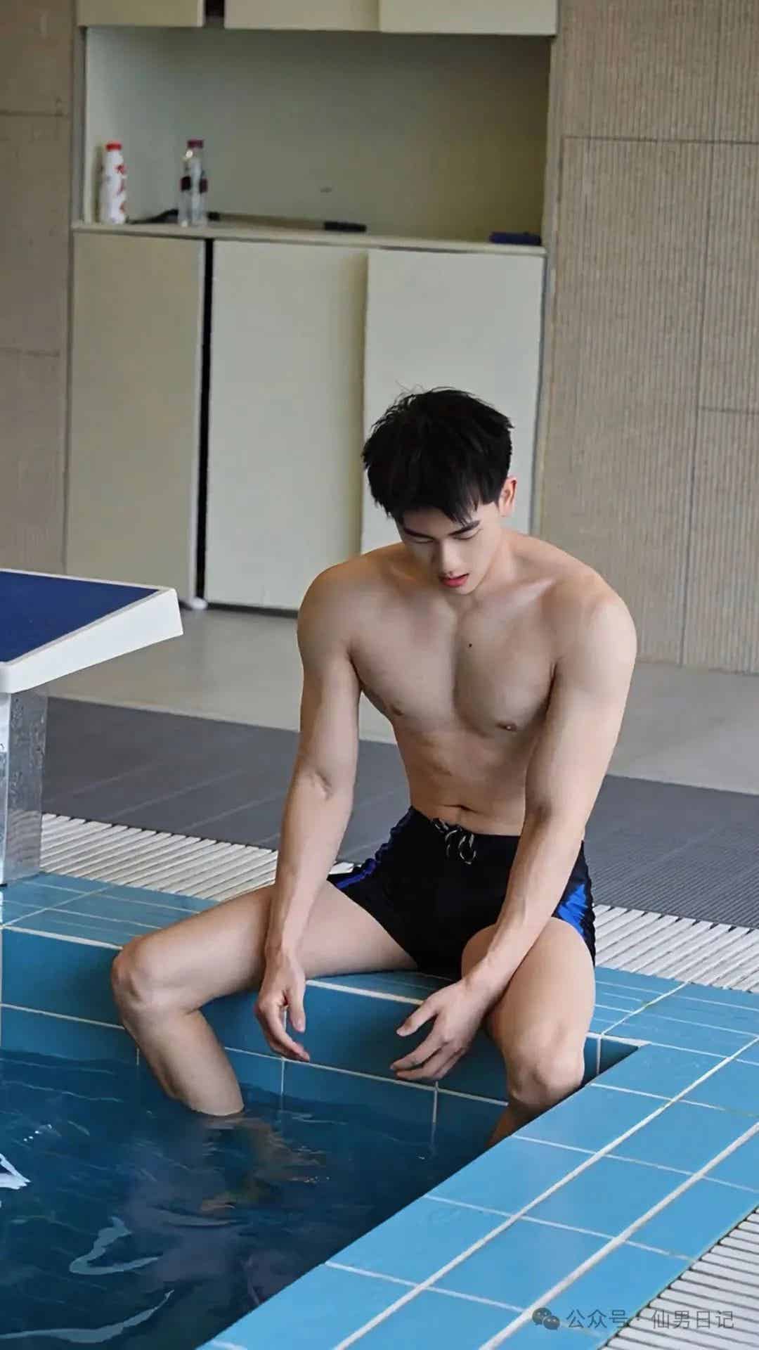 图片[11]-185+白皮帅哥现身泳池，被这双大长腿迷住了-小蓝短视频