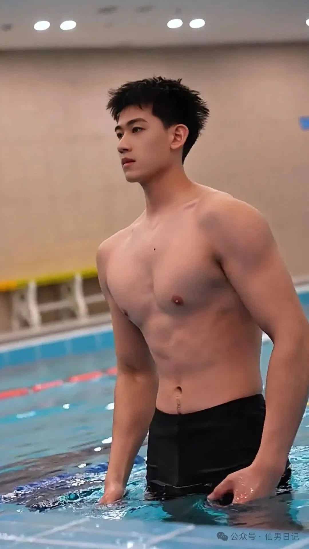 图片[15]-185+白皮帅哥现身泳池，被这双大长腿迷住了-小蓝短视频