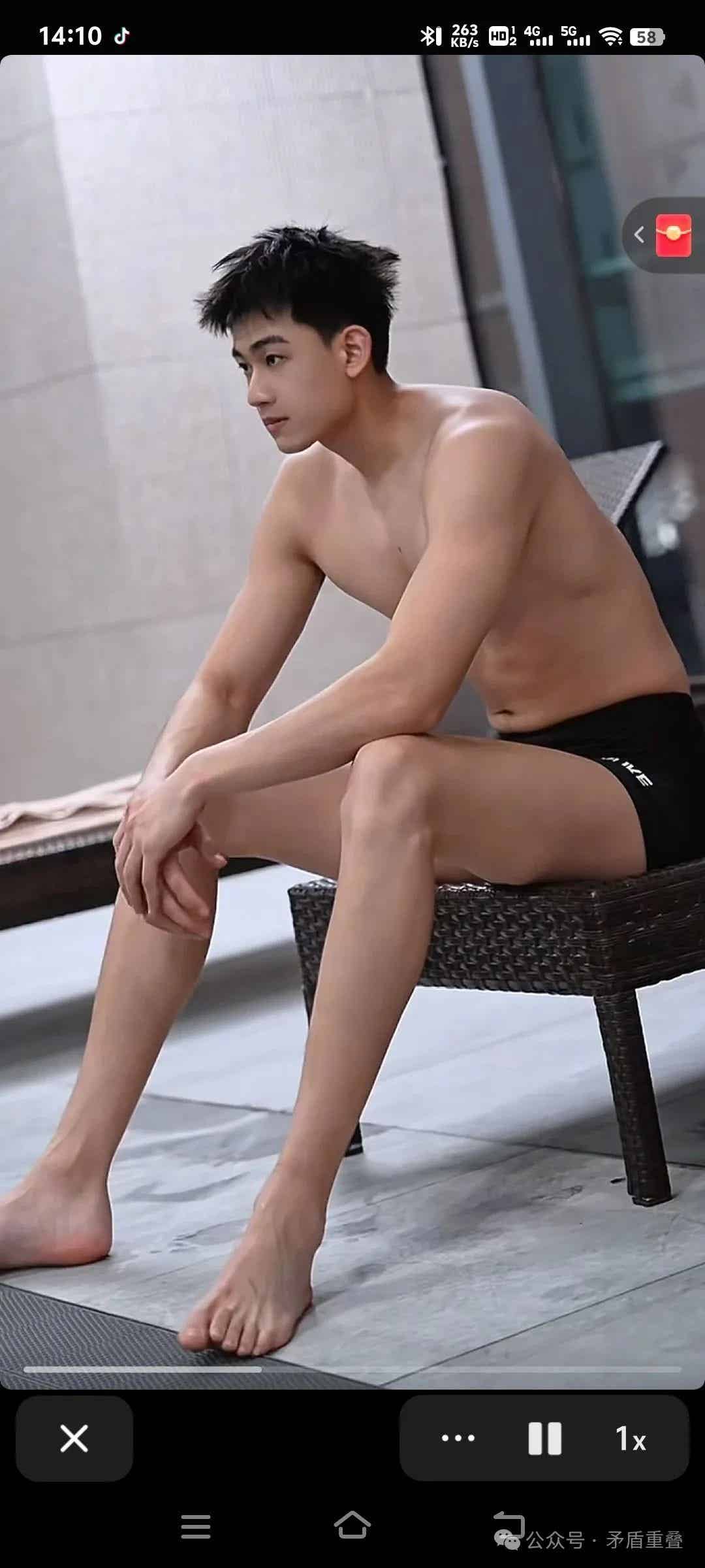 图片[25]-185+白皮帅哥现身泳池，被这双大长腿迷住了-小蓝短视频