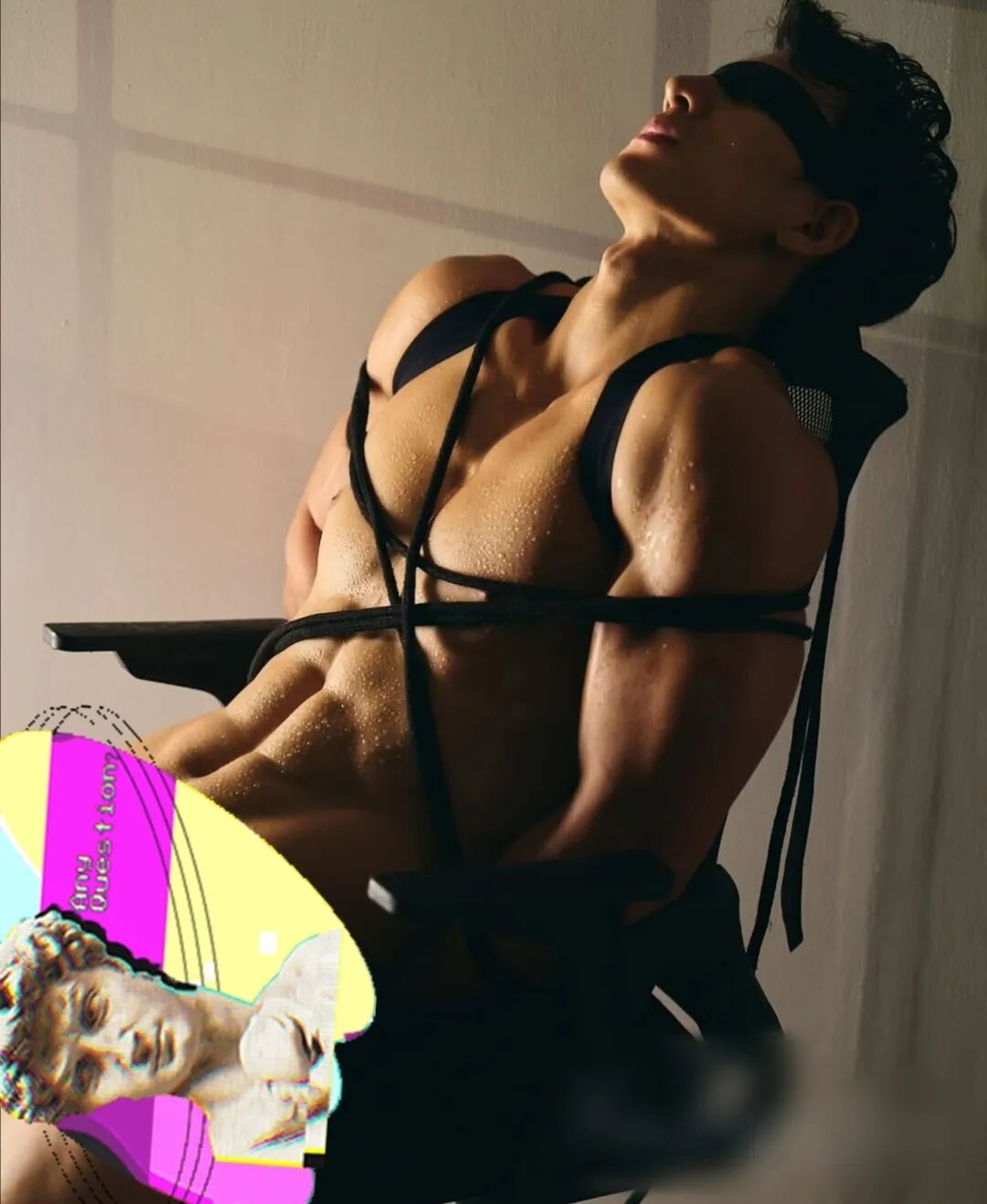 【9月精选】推特爆火的高颜值肌肉男模，室内大尺度性感写真，翘臀腹肌19禁....